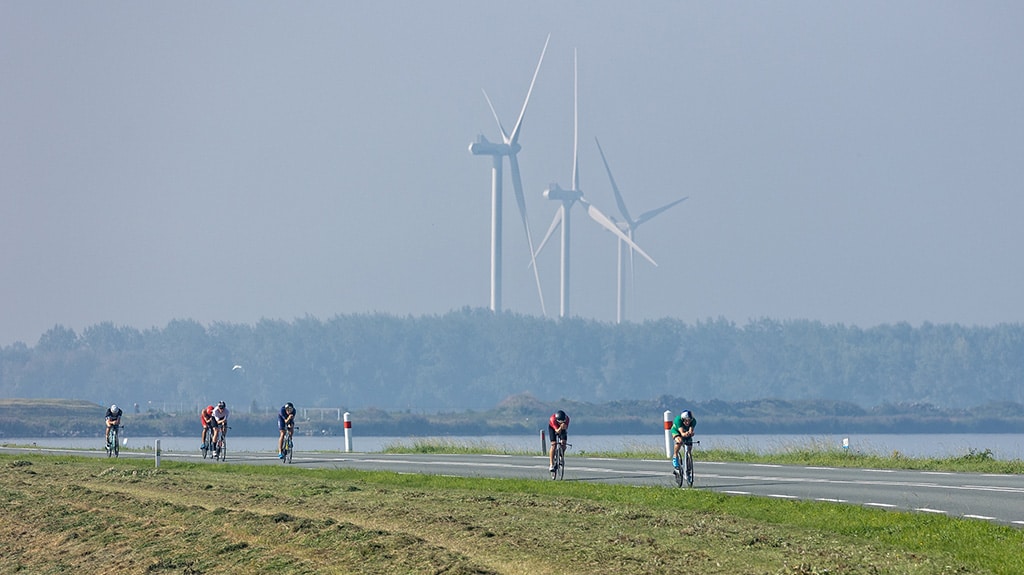 Beautiful contrast between endless polder roads and urban buzz with thousands of spectators